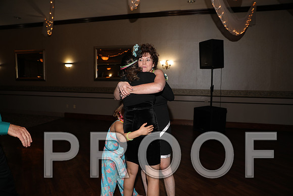 8L2A0381 Guests & Family Dancing and Partying