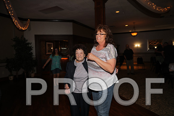 8L2A0247 Guests & Family Dancing and Partying