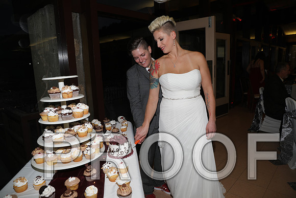 8L2A3667 Wedding Photos - Cutting the cake