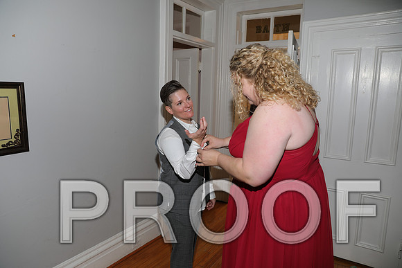 8L2A3138 Wedding Photos - The groom and family getting ready