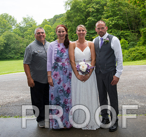 8L2A2237 aaa Wedding - The bride and groom with family
