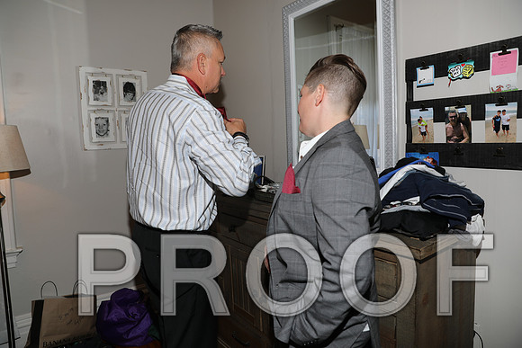 8L2A3160 Wedding Photos - The groom and family getting ready