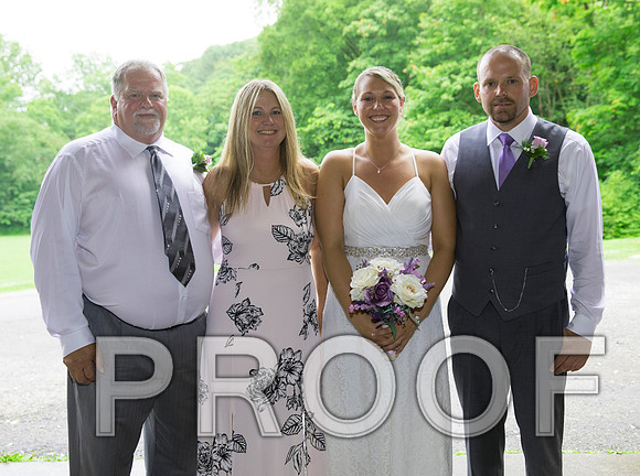 8L2A2197 aaa Wedding - The bride and groom with family