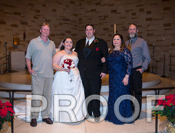 8L2A5906 aaa Wedding Photos - Bride & Groom with family