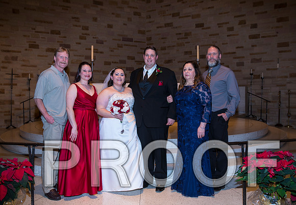 8L2A5910 aaa Wedding Photos - Bride & Groom with family