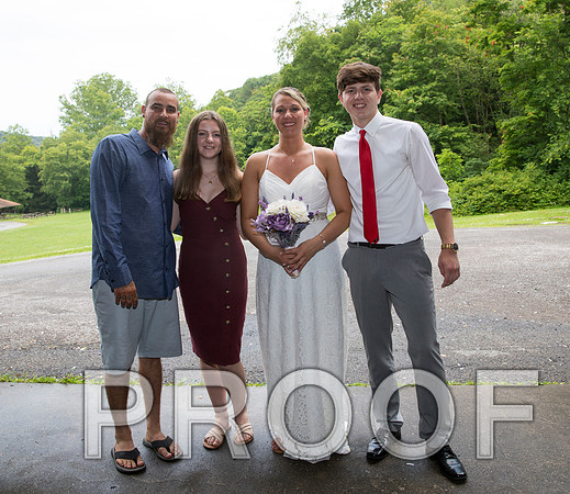 8L2A2212 aaa Wedding - The bride and groom with family