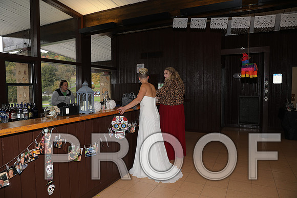 8L2A3190 Wedding Photos - The bride with family and bridesmaids