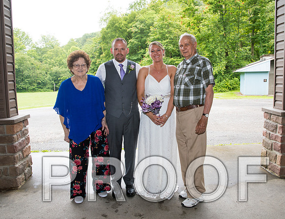 8L2A2148 aaa Wedding - The bride and groom with family
