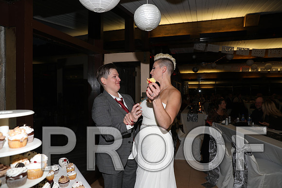 8L2A3692 Wedding Photos - Cutting the cake