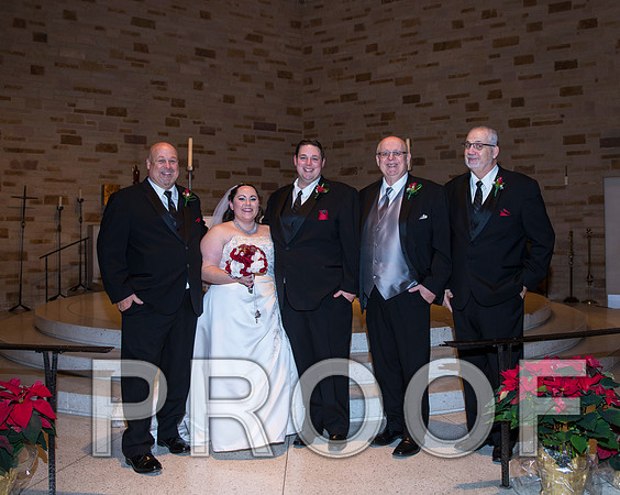 8L2A5943 aaa Wedding Photos - Bride & Groom with family