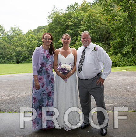 8L2A2219 aaa Wedding - The bride and groom with family