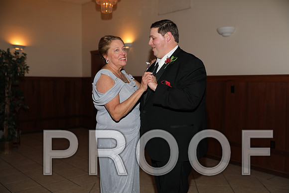 8L2A6504 Wedding Photos - Mother / Son Dance