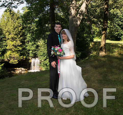 8L2A1152 Wedding - Bride and groom with family and bridal party