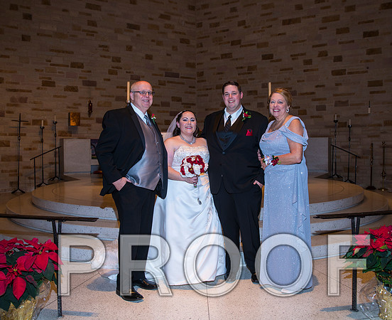 8L2A5936 aaa Wedding Photos - Bride & Groom with family