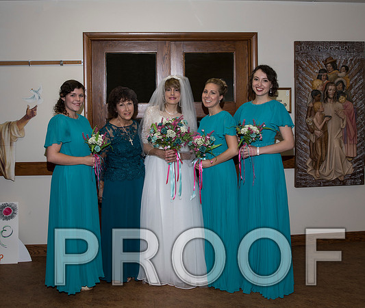 8L2A0663 aaa Wedding  The Bride with family and the bridemaids