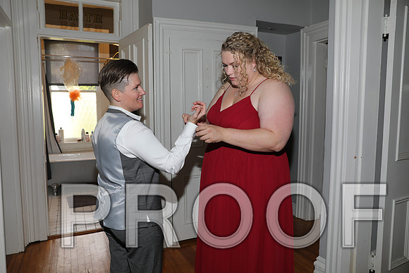 8L2A3136 Wedding Photos - The groom and family getting ready