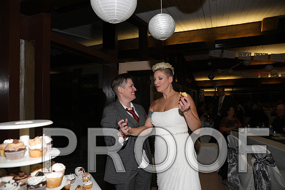 8L2A3695 Wedding Photos - Cutting the cake