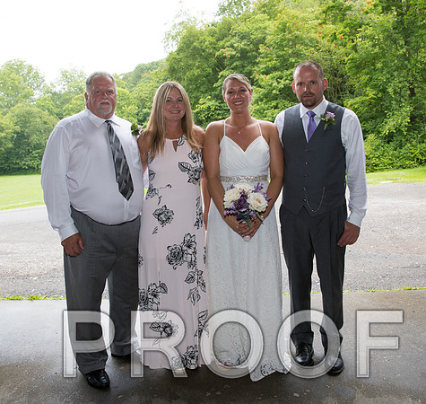 8L2A2195 aaa Wedding - The bride and groom with family