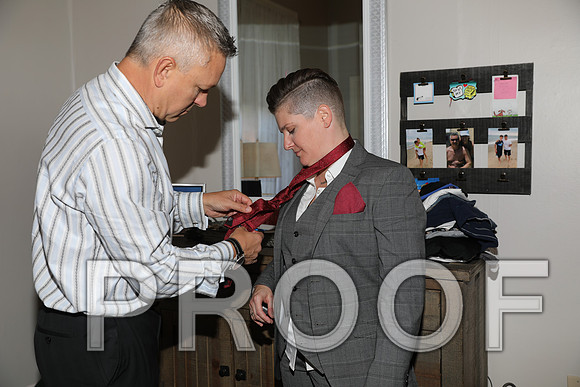 8L2A3164 Wedding Photos - The groom and family getting ready