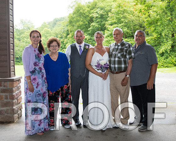 8L2A2153 aaa Wedding - The bride and groom with family
