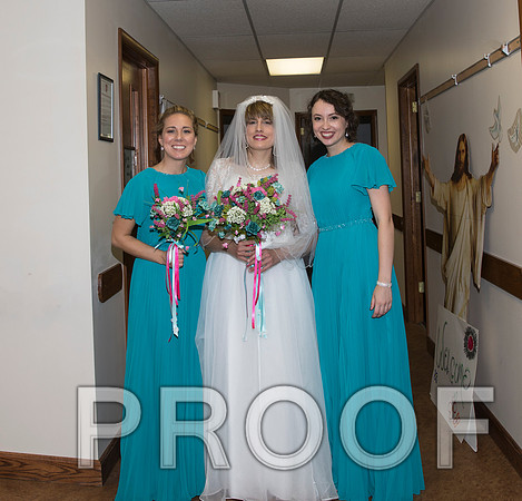 8L2A0705 aaa Wedding  The Bride with family and the bridemaids
