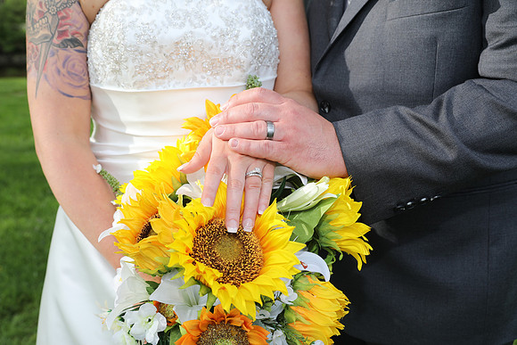 8L2A9006 Wedding Photos - The bride and groom with their bridal party