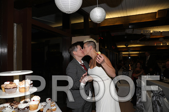 8L2A3694 Wedding Photos - Cutting the cake
