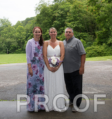 8L2A2232 aaa Wedding - The bride and groom with family