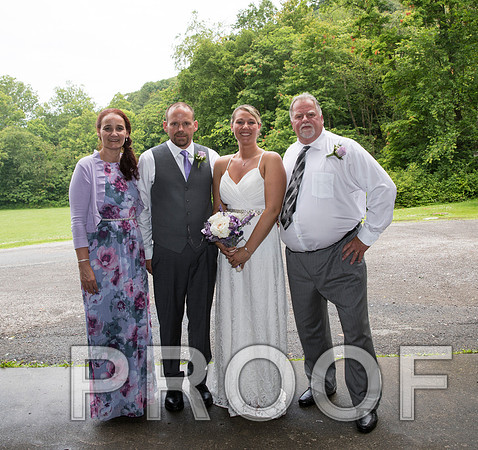 8L2A2222 aaa Wedding - The bride and groom with family