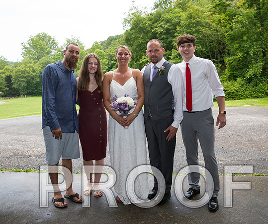 8L2A2215 aaa Wedding - The bride and groom with family