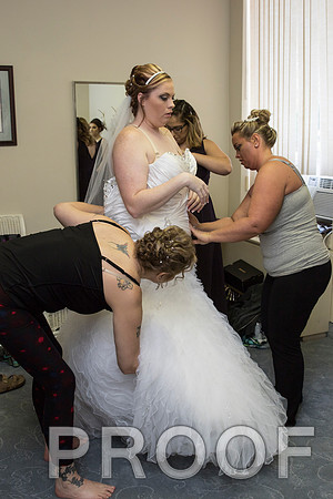 IF6A7670 aaa Wedding - Bride with family and bridesmaids