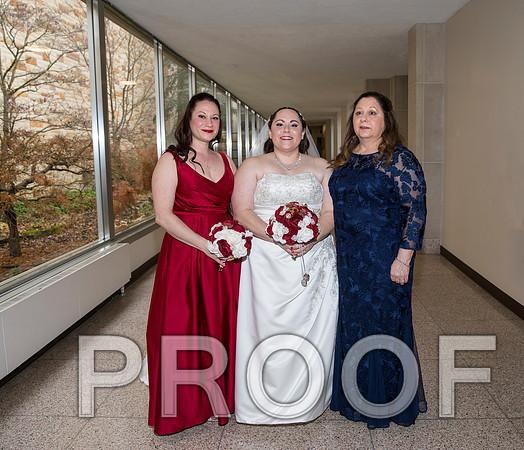 8L2A5580 aaa Wedding Photos - Bride with bridal party and family