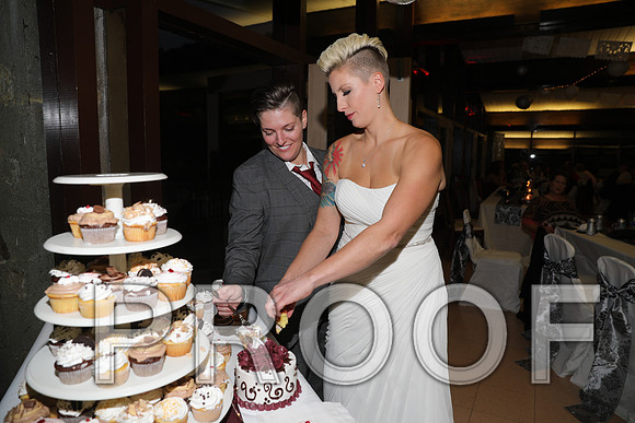 8L2A3677 Wedding Photos - Cutting the cake