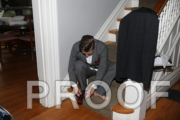 8L2A3142 Wedding Photos - The groom and family getting ready