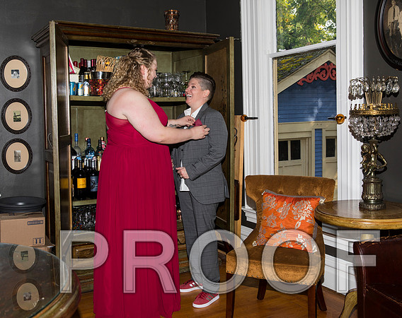 8L2A3157 aaa Wedding Photos - The groom and family getting ready