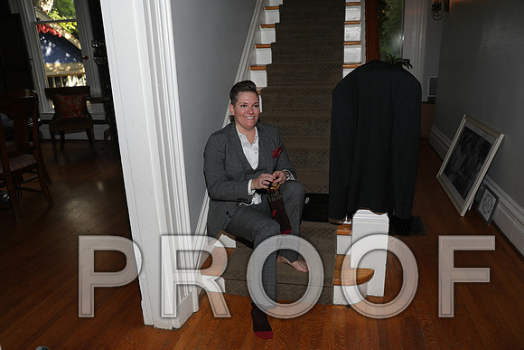 8L2A3145 Wedding Photos - The groom and family getting ready