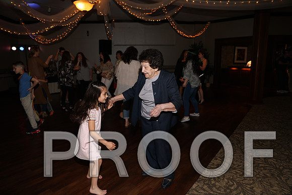 8L2A0179 Guests & Family Dancing and Partying