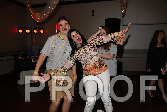 8L2A0191 Guests & Family Dancing and Partying