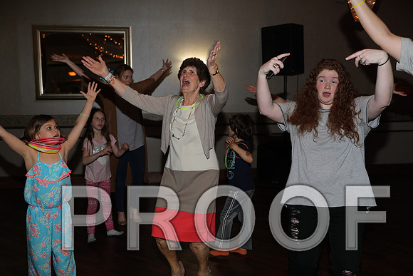 8L2A0343 Guests & Family Dancing and Partying