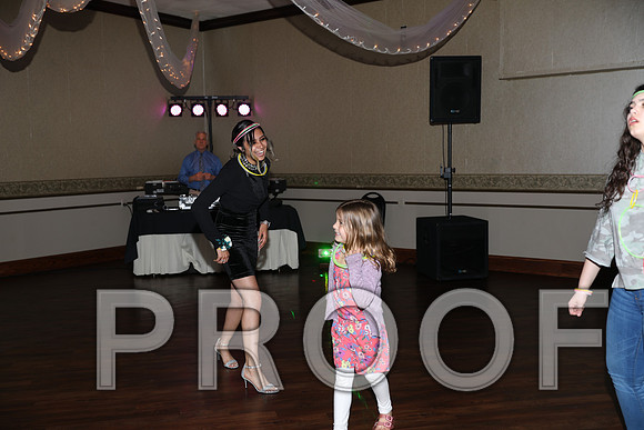 8L2A0255 Guests & Family Dancing and Partying