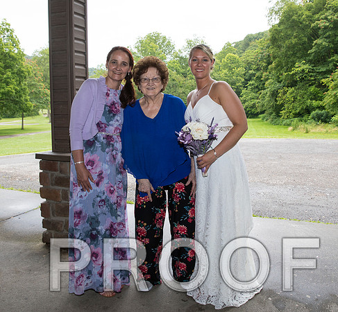 8L2A2156 aaa Wedding - The bride and groom with family