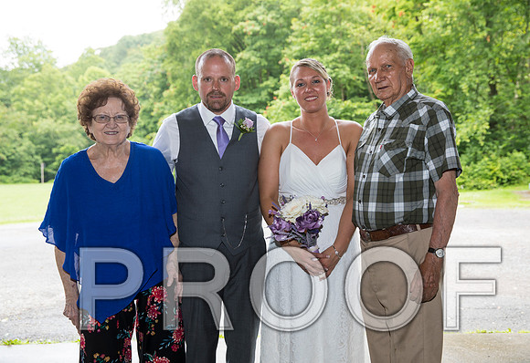 8L2A2151 aaa Wedding - The bride and groom with family