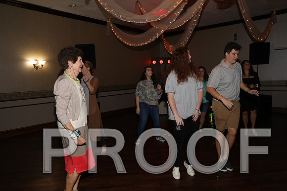 8L2A0332 Guests & Family Dancing and Partying