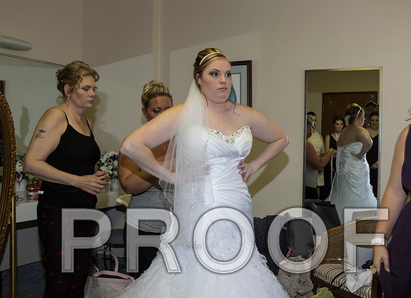 IF6A7678 aaa Wedding - Bride with family and bridesmaids