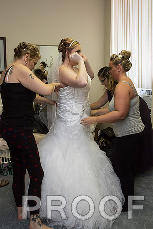 IF6A7669 aaa Wedding - Bride with family and bridesmaids