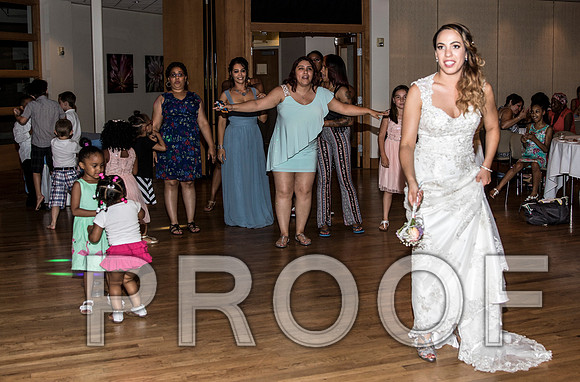 IF6A2907 aaa / The Wedding Reception - Throwing the Flowers