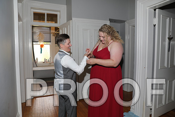 8L2A3137 Wedding Photos - The groom and family getting ready