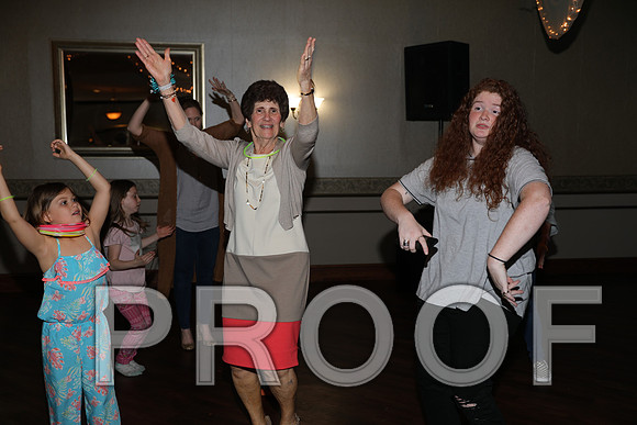 8L2A0344 Guests & Family Dancing and Partying