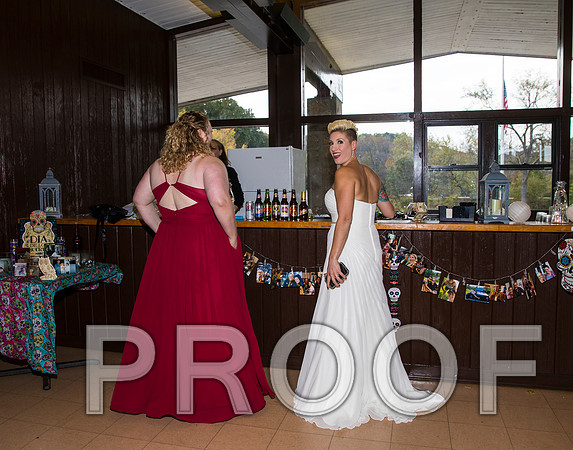 8L2A3211 aaa Wedding Photos - The bride with family and bridesmaids