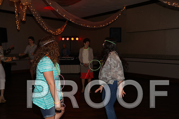 8L2A0194 Guests & Family Dancing and Partying